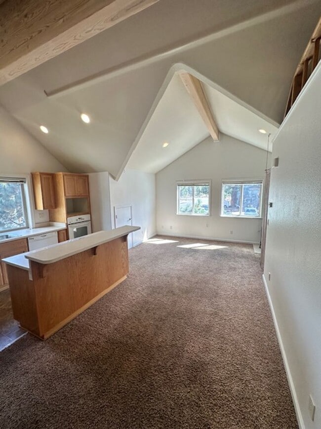 Building Photo - Super cute upstairs apartment available soon for viewing and renting!! Call me today to view and ...