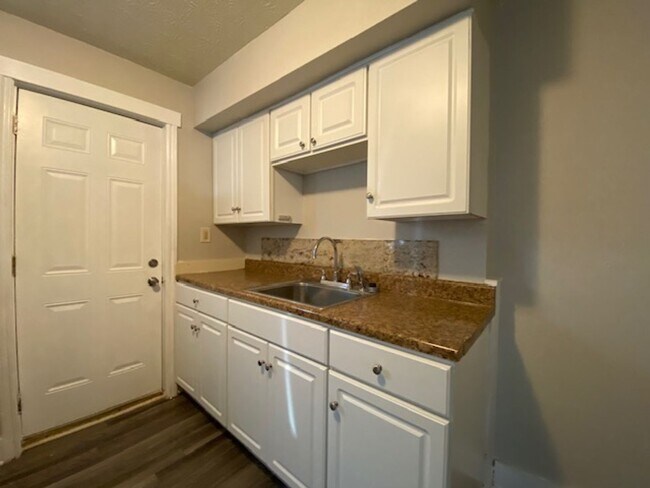 Building Photo - 2 Bed 1 Bath Apartment Available in Spring...