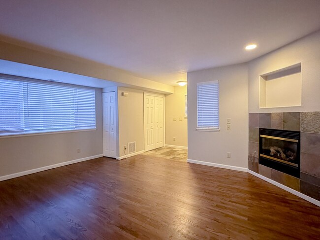 Building Photo - Oversized Primary Bedroom