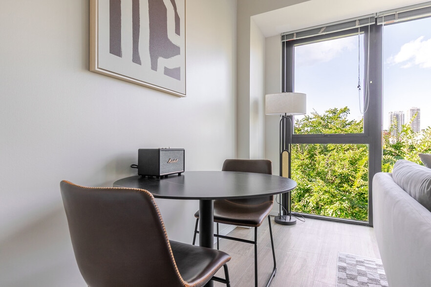 Building Photo - 211 W Scott St