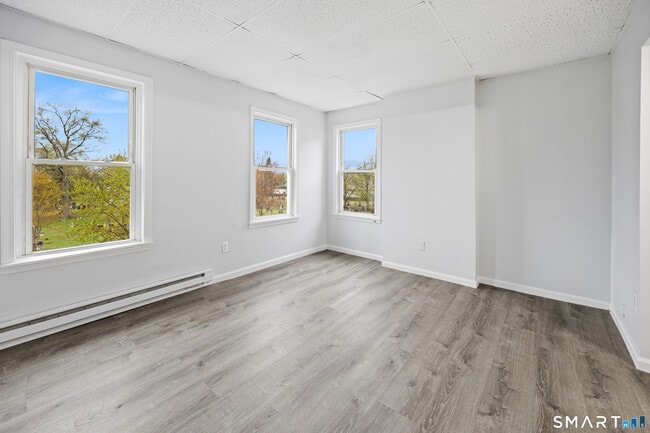 Building Photo - 70 Center St