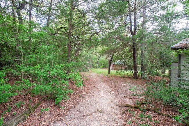 Building Photo - Secluded 3 bedroom, 1 bath house in the co...