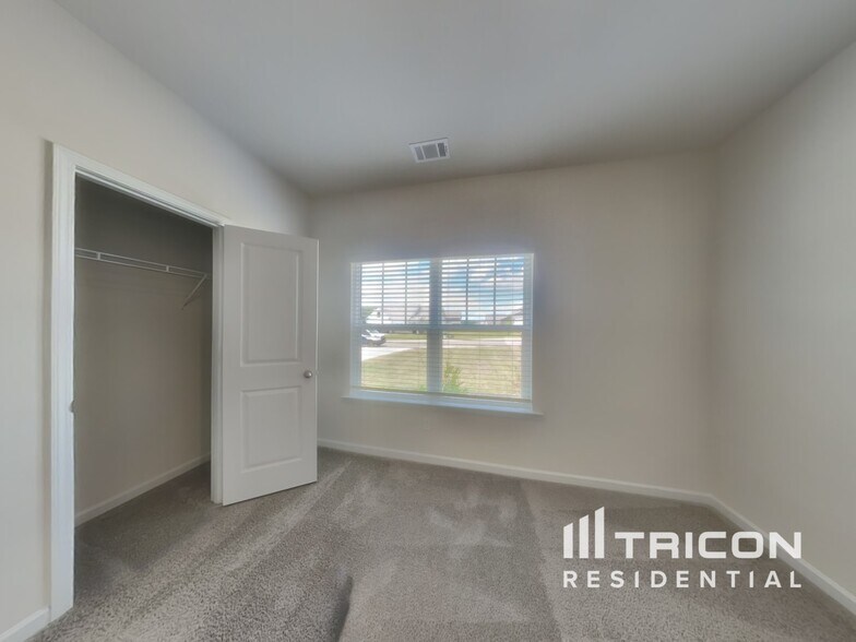 Building Photo - 1025 Claas Wy