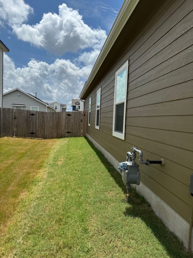 Building Photo - 3 Bed 2 Bath 2 Car Garage Home in Maxwell ...
