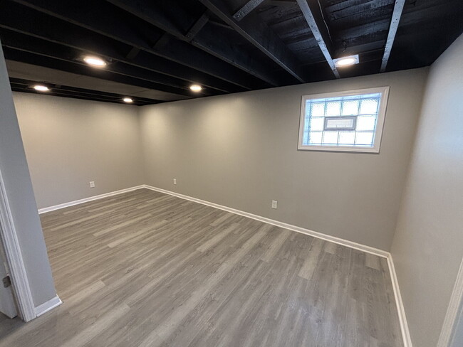 Building Photo - 4 Bedroom house in Gary!