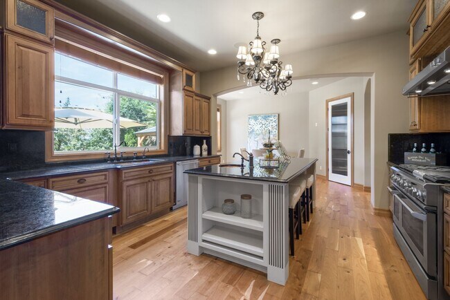 Building Photo - Live the Tuscan Life in Kirkland
