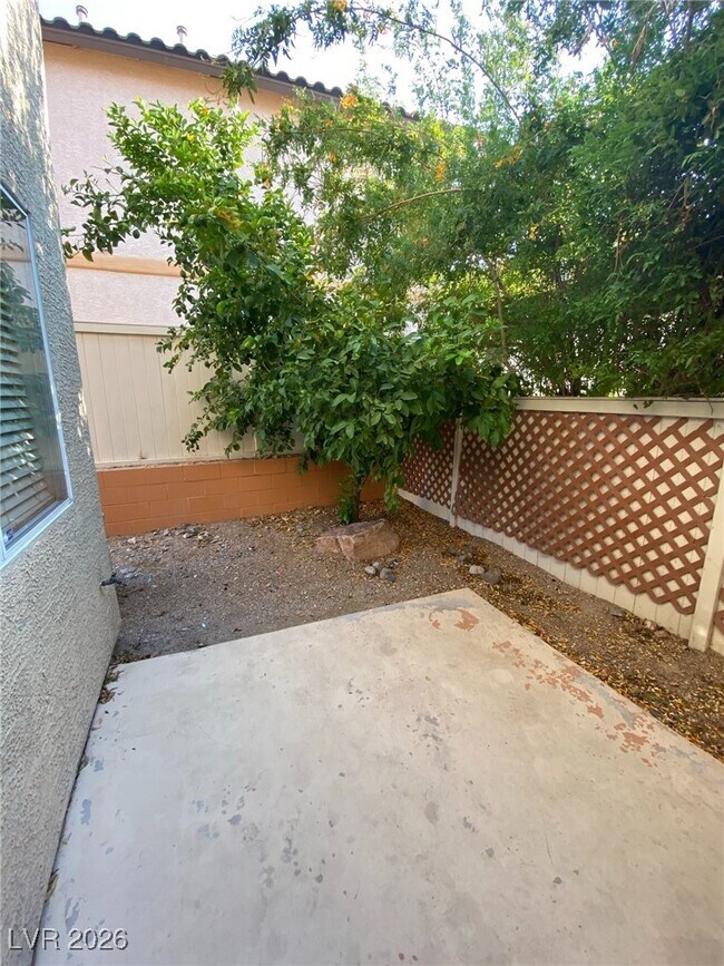 Building Photo - 987 Cantabria Heights Ave