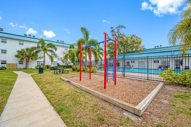 Building Photo - Spacious 1 Bed-1Bath Apartment Newly Renov...
