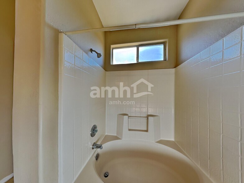 Building Photo - 7571 W State Ave