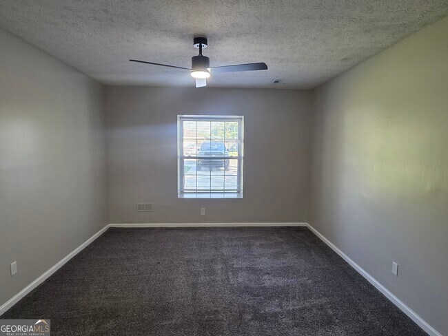 Building Photo - 34 Walnut Way