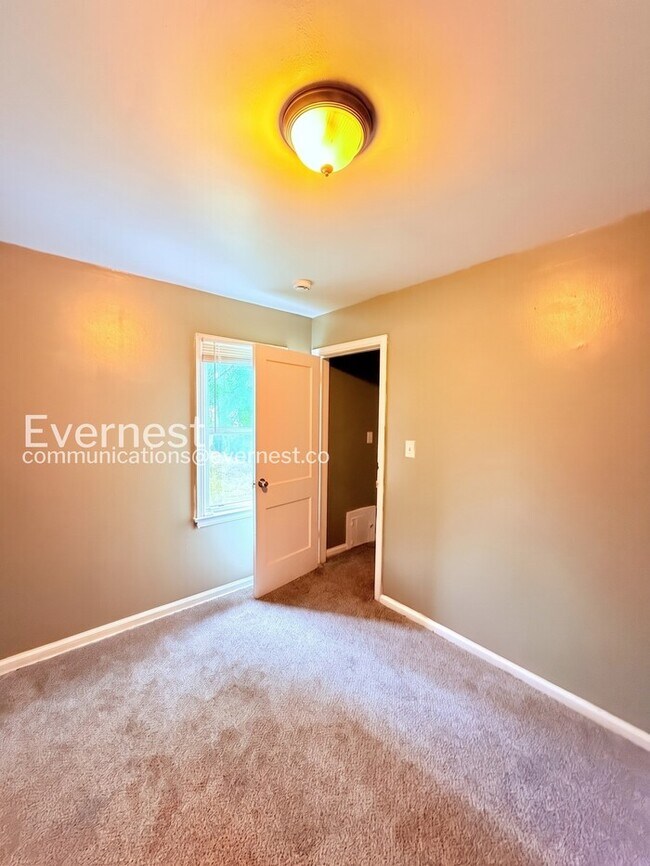 Building Photo - Charming Home with Detached Garage and Basement! | Pet Friendly