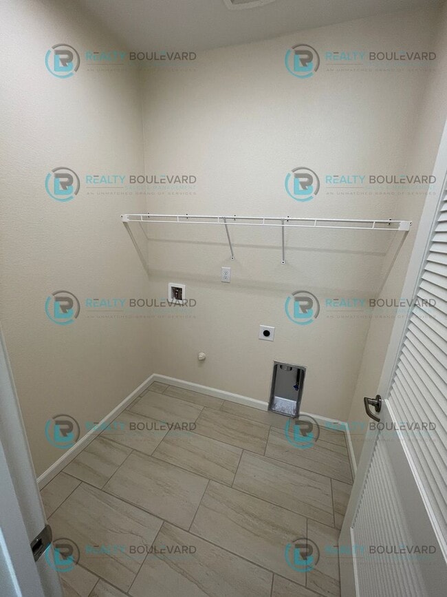 Building Photo - Luxury and Convenience Fully Equipped 3-Bedroom 2.5 Bathroom 2 Car Garage Townhome in Carson City