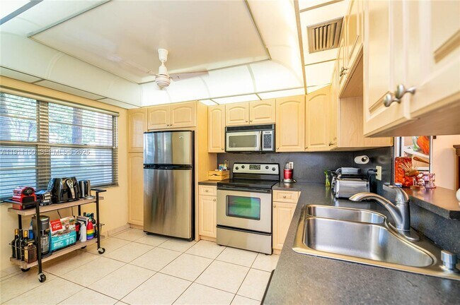 Building Photo - 2101 Lucaya Bend