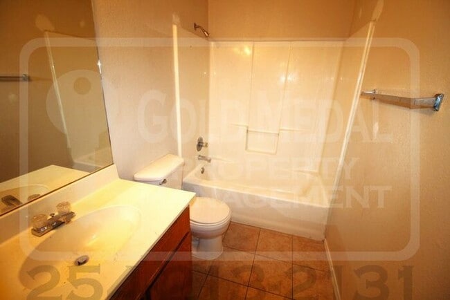 Building Photo - 3402 Hereford Ln