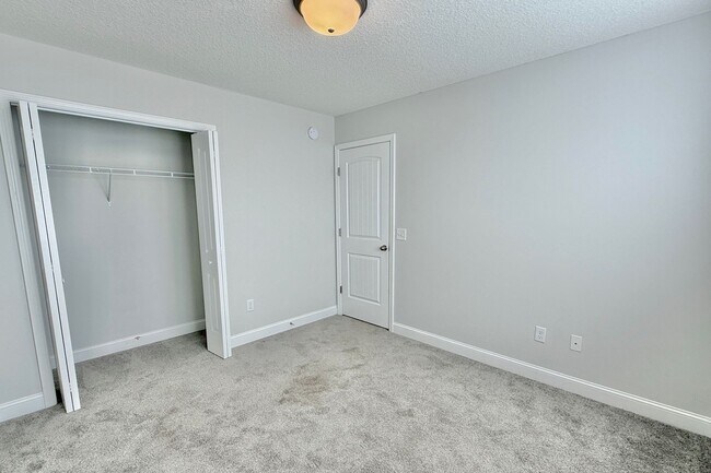 Building Photo - AVAILABLE NOW! (Pet Friendly)