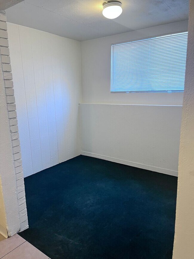 Building Photo - 127 W 45th St