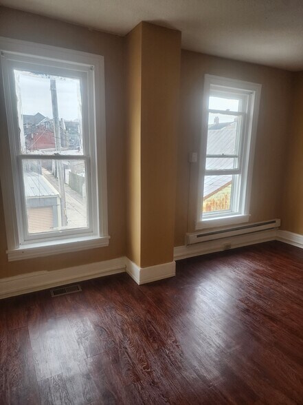 Building Photo - 40 Maple St