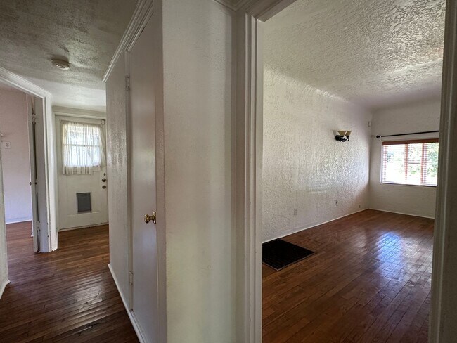 Building Photo - 1115 S Maple Ave
