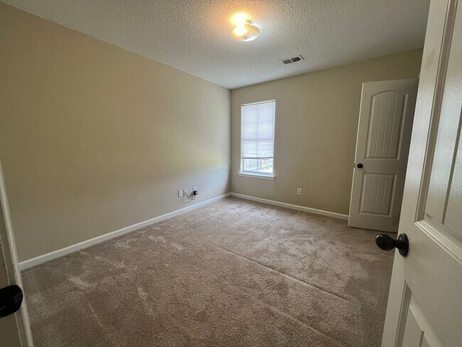 Building Photo - Remodeled beautiful 3 bd 2 bath located in...
