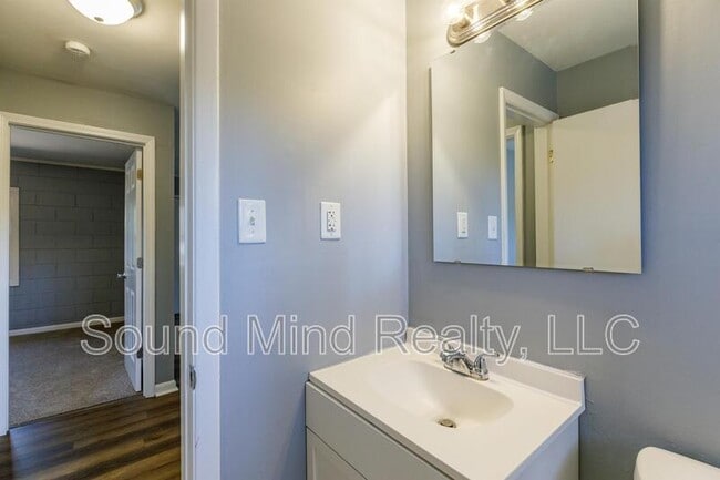 Building Photo - 717 Woodland Rd