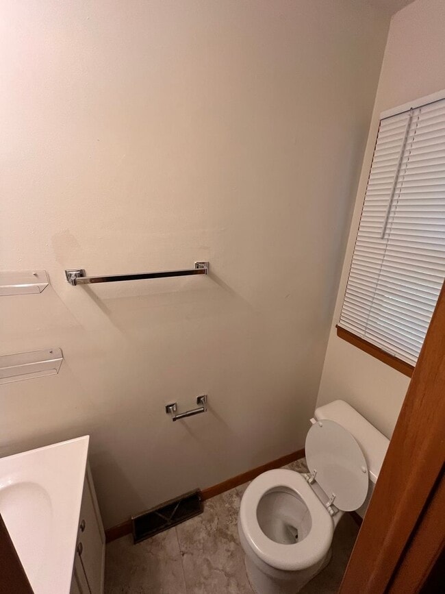 Building Photo - Single Family Home - 3 bedrooms and 1.5 ba...