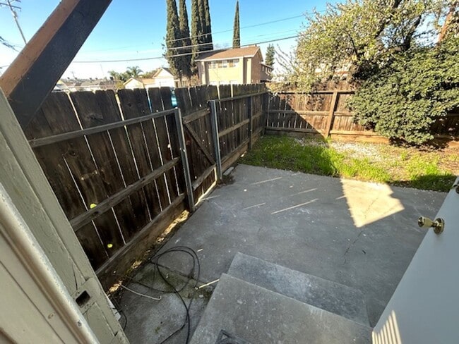 Building Photo - 1608-1610 S Central