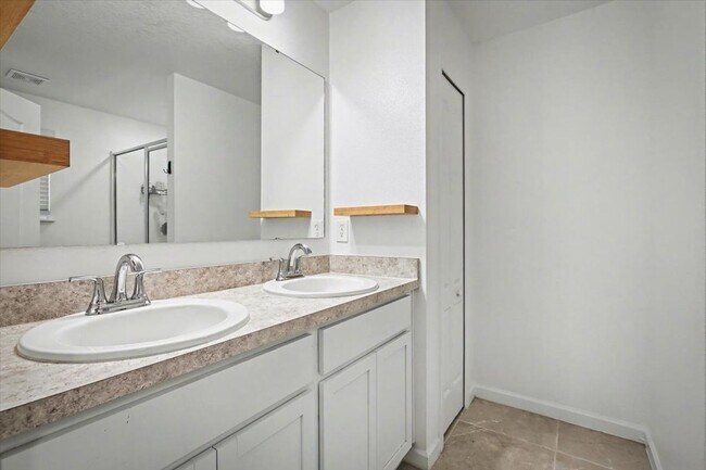 Building Photo - Refined Living at Its Finest | Renovated 3BR Townhome in Jacksonville