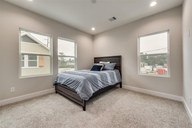Building Photo - 3362 Pinemont Dr