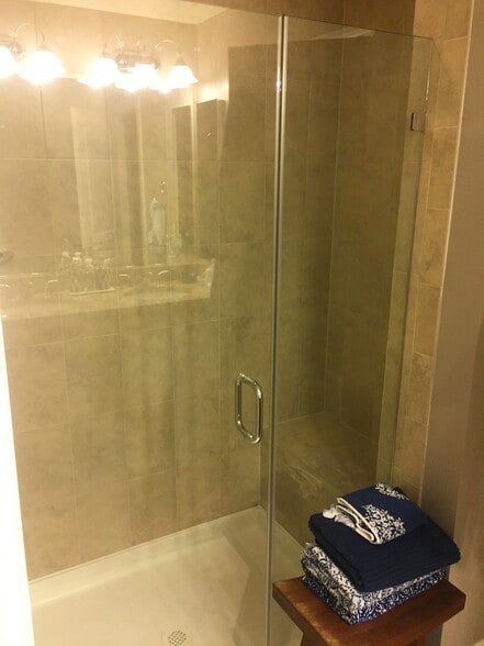 Building Photo - 6193 Royal Crest Ln