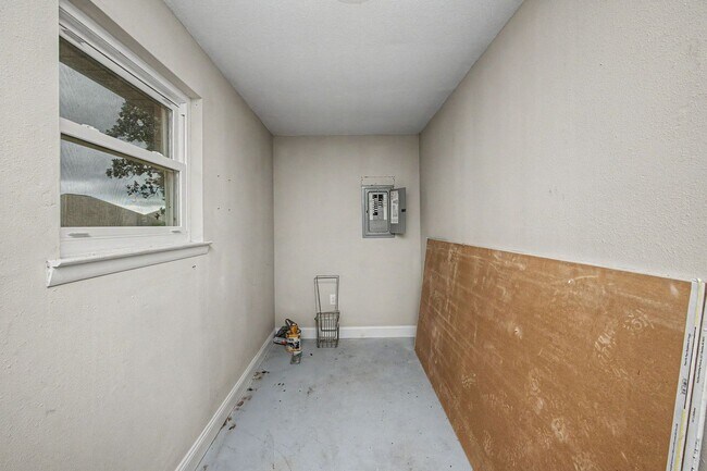 Building Photo - 2317 Lewis St
