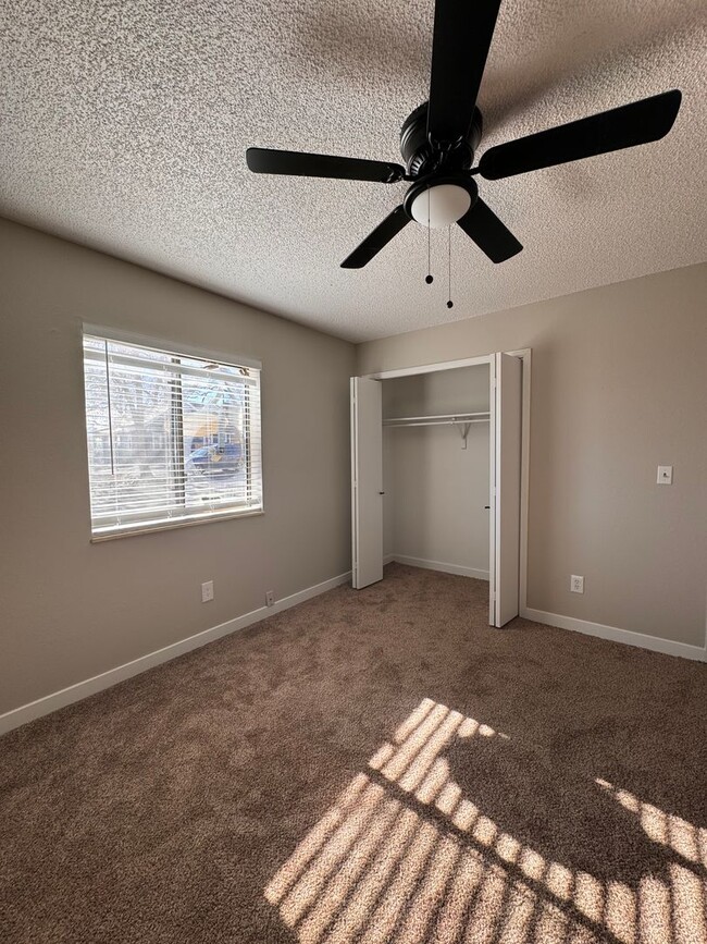 Building Photo - Move into this beautiful 2 bed 1 bath apar...