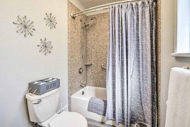 Building Photo - 1217 Falcon Ave