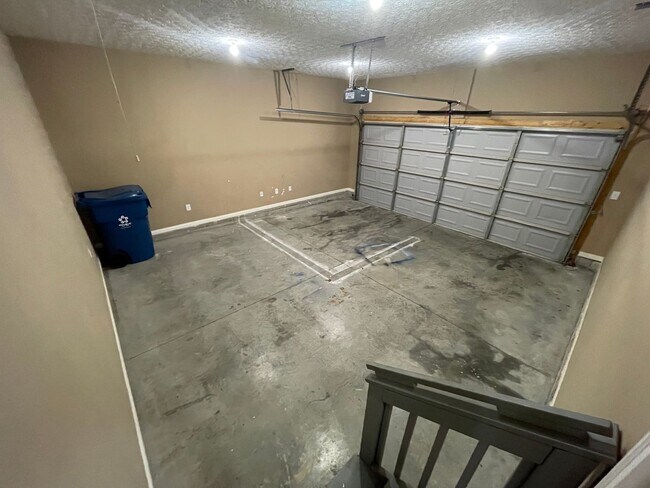 Building Photo - 3 Bedroom Home With Full Basement For Rent