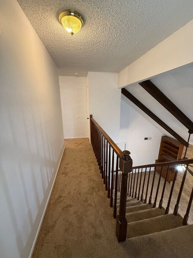 Building Photo - 3 Bedroom/2.5 Bath Silver Creek Subdivision