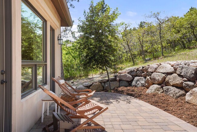 Building Photo - Stunning Broadmoor Estate with Mountain & City Views