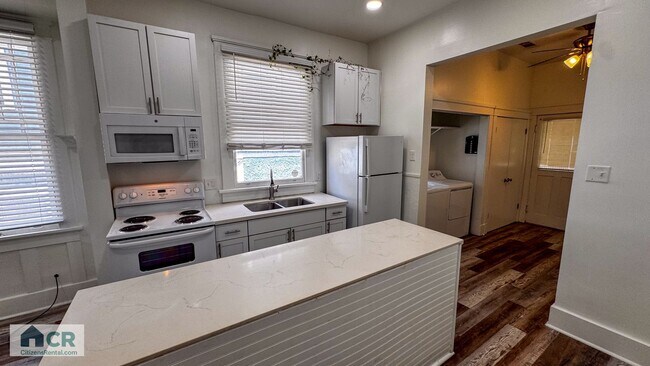 Building Photo - University Area 4bd/2ba With Private Backy...
