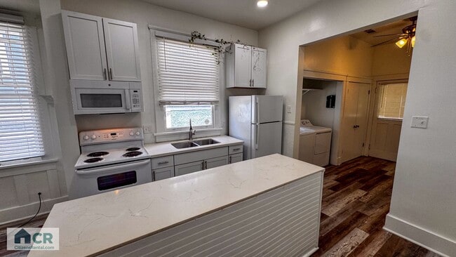 Building Photo - University Area 5bd/3ba With Private Backy...