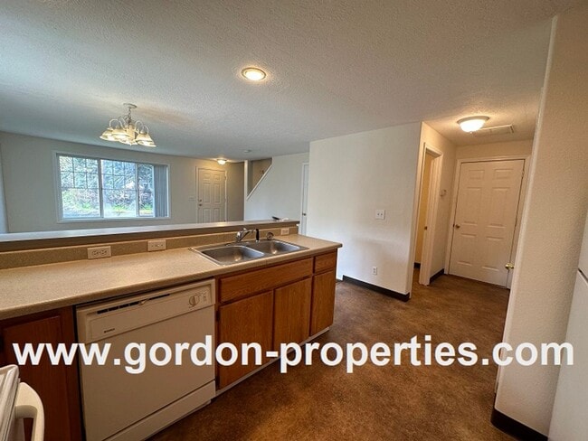 Building Photo - SE 73rd Ave - 3 bedroom townhouse in Mt Sc...