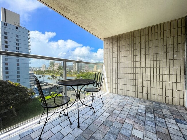Building Photo - Fully Furnished Studio! Waikiki!