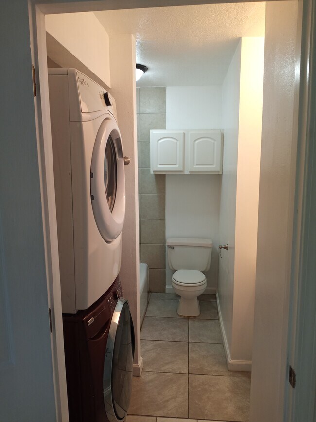 Building Photo - 117 E Poos Dr