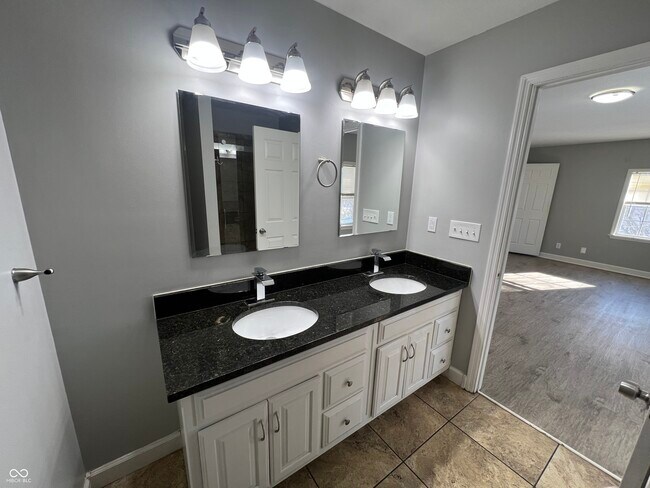 Building Photo - 5343 S Linwood Ave