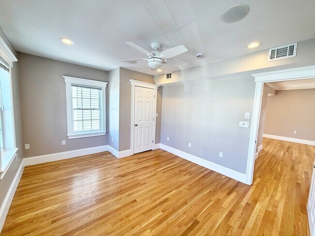 Building Photo - 37 Fenton St