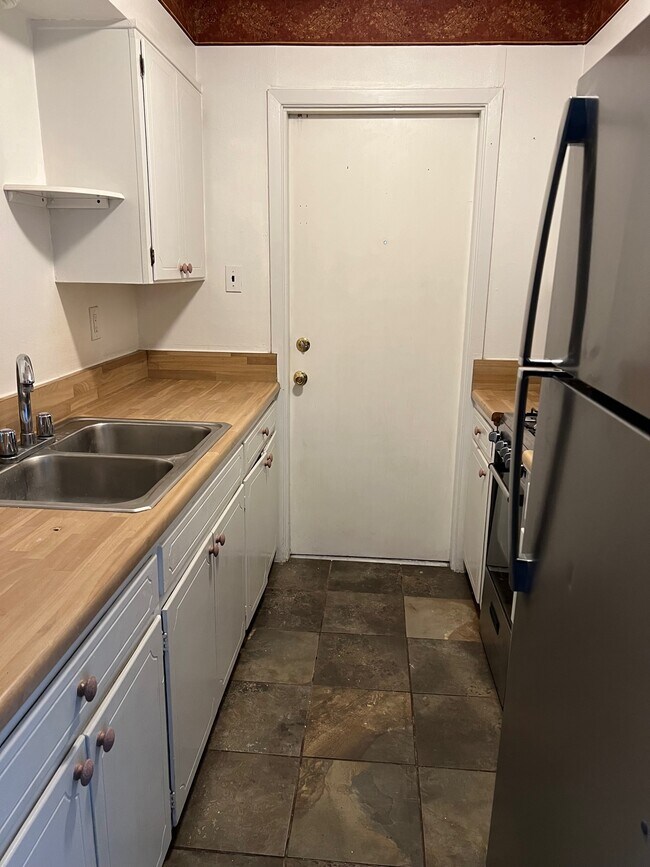 Building Photo - 8038 Broadway St