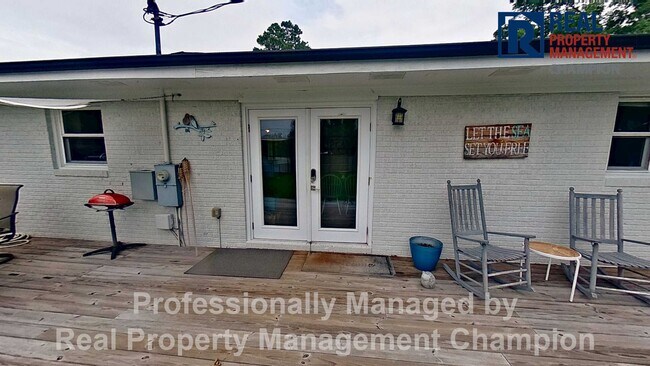 Building Photo - Furnished and Updated 4 BD/2.5 BA Home wit...