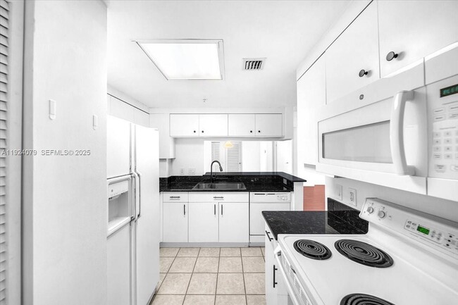 Building Photo - 701 Brickell Key Blvd