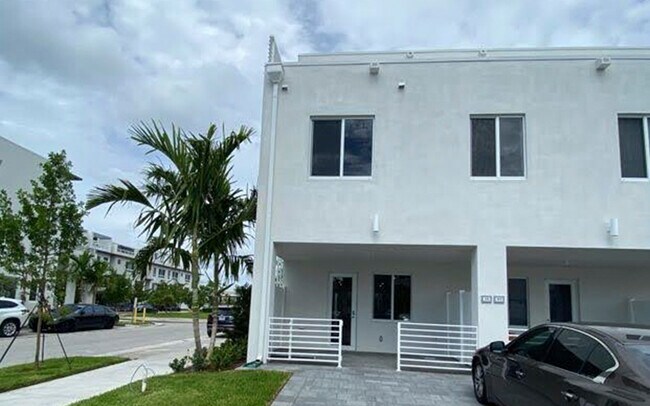 Building Photo - 6425 NW 103rd Pl