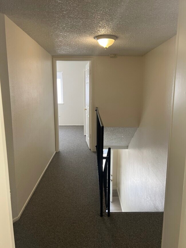 Building Photo - 845 Carro Dr