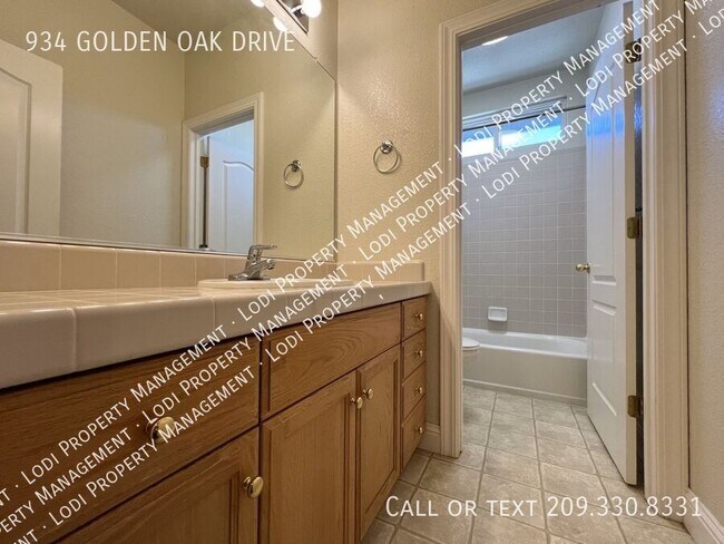 Building Photo - 934 Golden Oak Dr