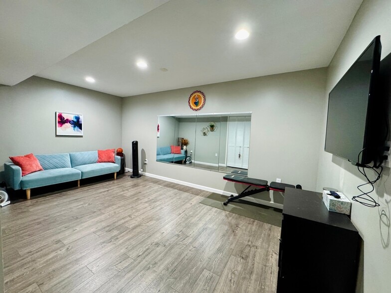 Building Photo - 233 Grace Manor Dr