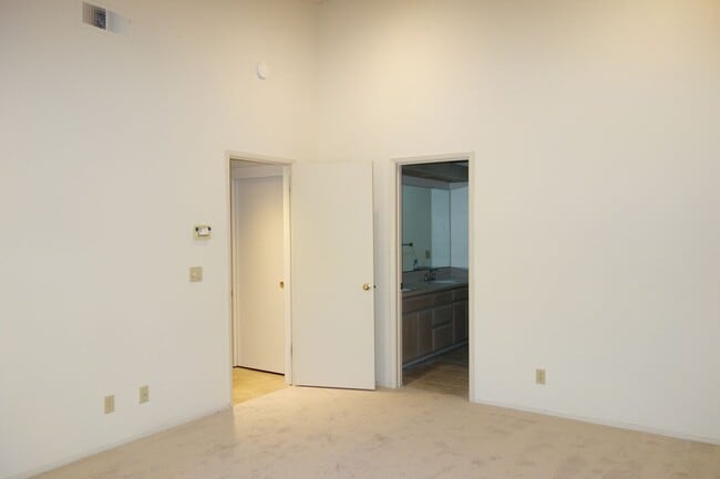 Building Photo - 105 Almond Dr